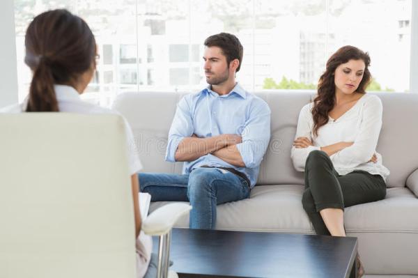 psychologist-helping-couple-relationship-difficulties-office-49310915